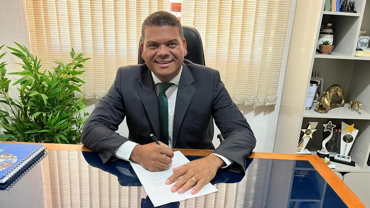 Adair Cardoso solicita construção de estacionamento em frente a escolas e pavimentação asfáltica em ruas no loteamento Planalto