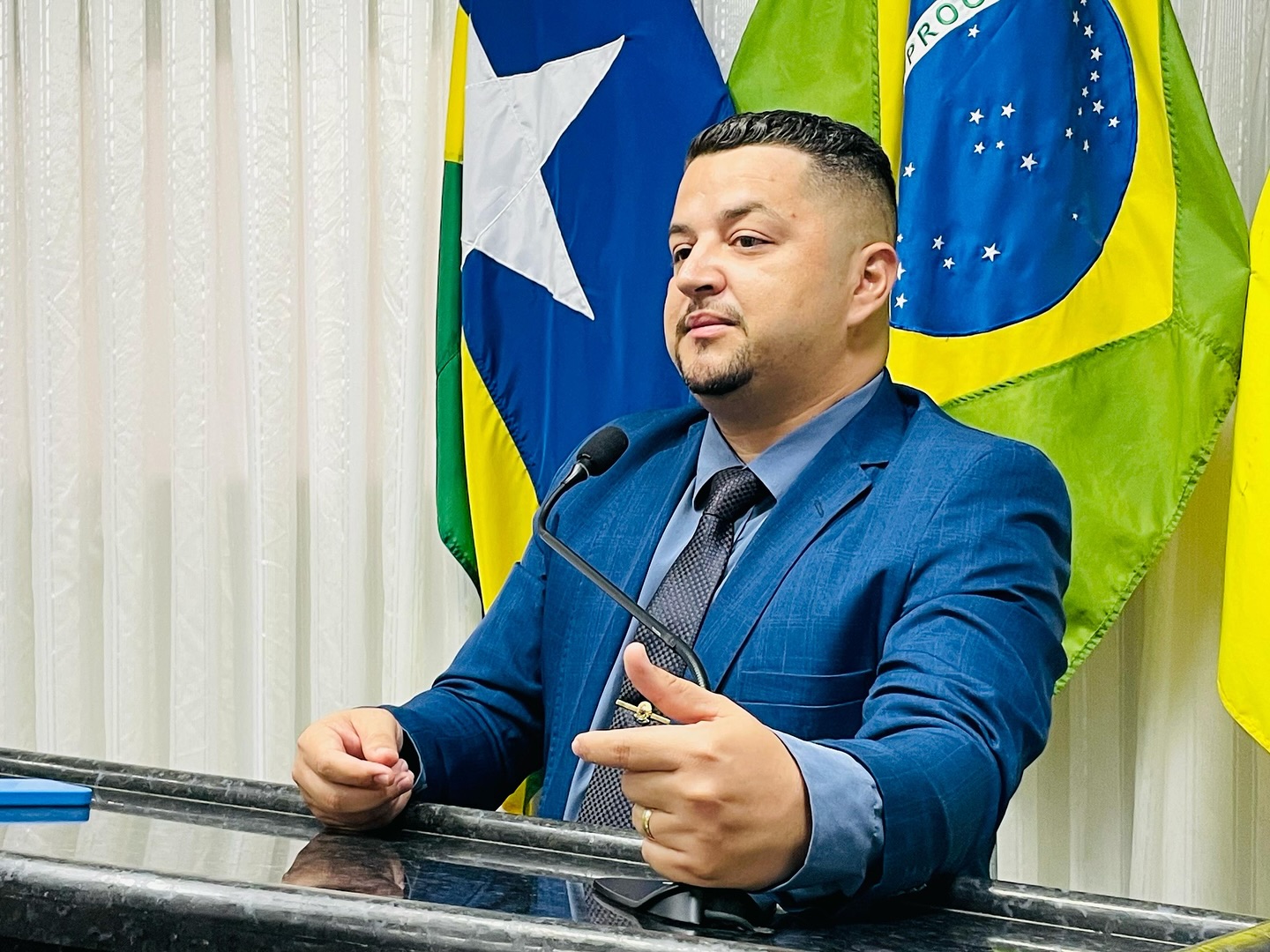 Ivan Vasconcelos cobra melhorias nos loteamentos durante sessão na Câmara de vereadores em Rolim de Moura