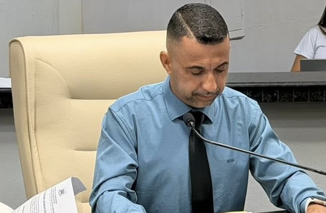 Vereador Edilson solicita recuperação do estacionamento em frente à escola Menino Jesus e abertura de um trecho no canteiro central da Avenida Aracaju