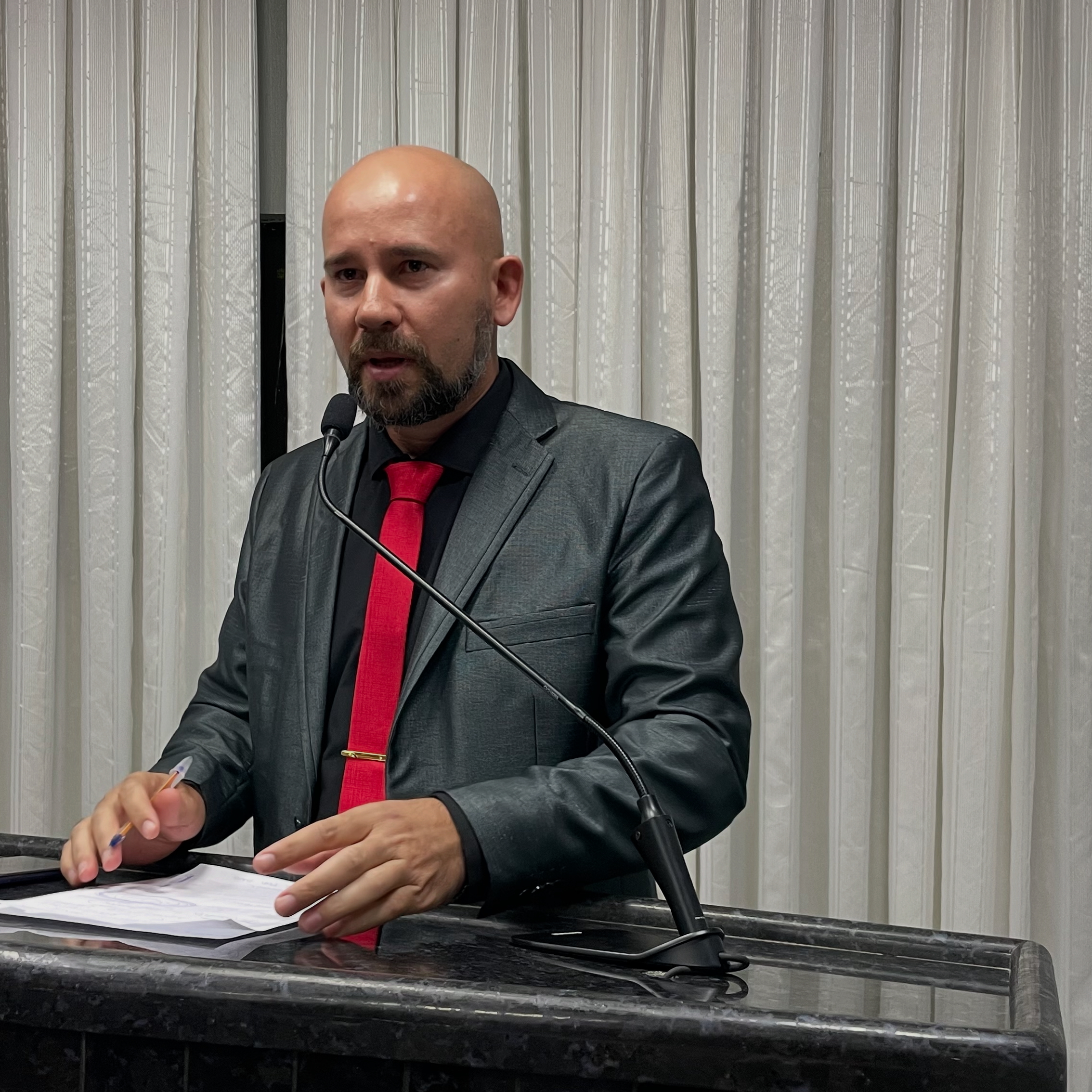 Vereador Edinho requer afixação de placa com o número do disque-denúncia contra a exploração sexual infanto-juvenil em escolas e nos ônibus  escolar 