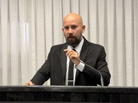 Vereador Investigador Edinho solicita serviços de tapa-buracos em ruas no bairro Planalto e no Nova Morada, e revitalização do espaço CEU das Artes