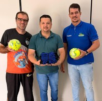Vereador Ivan Vasconcelos realiza entrega de materiais esportivos para projeto social de Handebol no município 