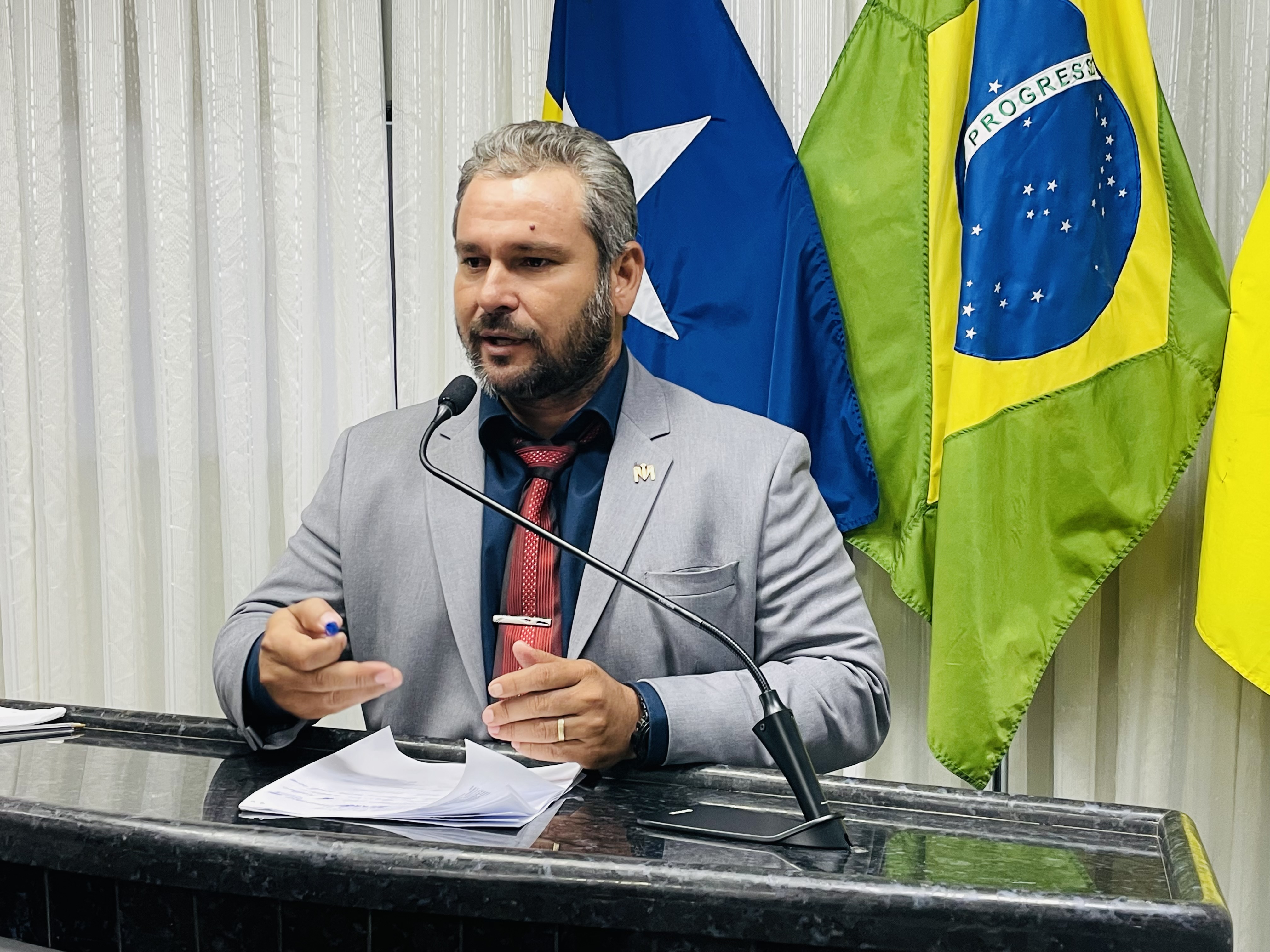 Vereador Marcelo solicita construção de estacionamento em frente às escolas e comércios em Rolim de Moura
