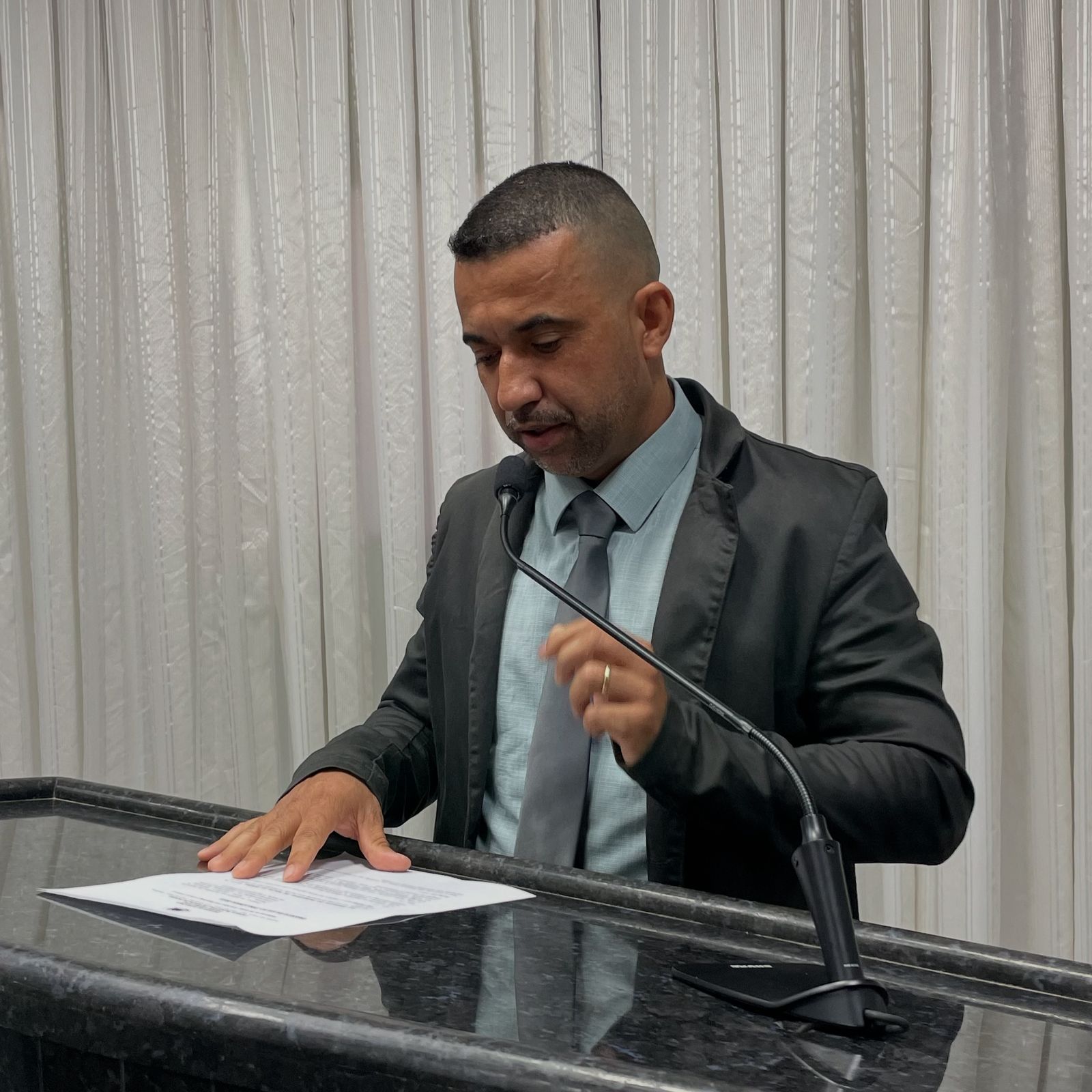 Vereador professor Edilson solicita implantação de faixas elevadas em frente às escolas municipais de Rolim de Moura