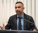 Vereador Professor Edilson solicita melhoria na iluminação e recuperação de Rua no Bairro Industrial