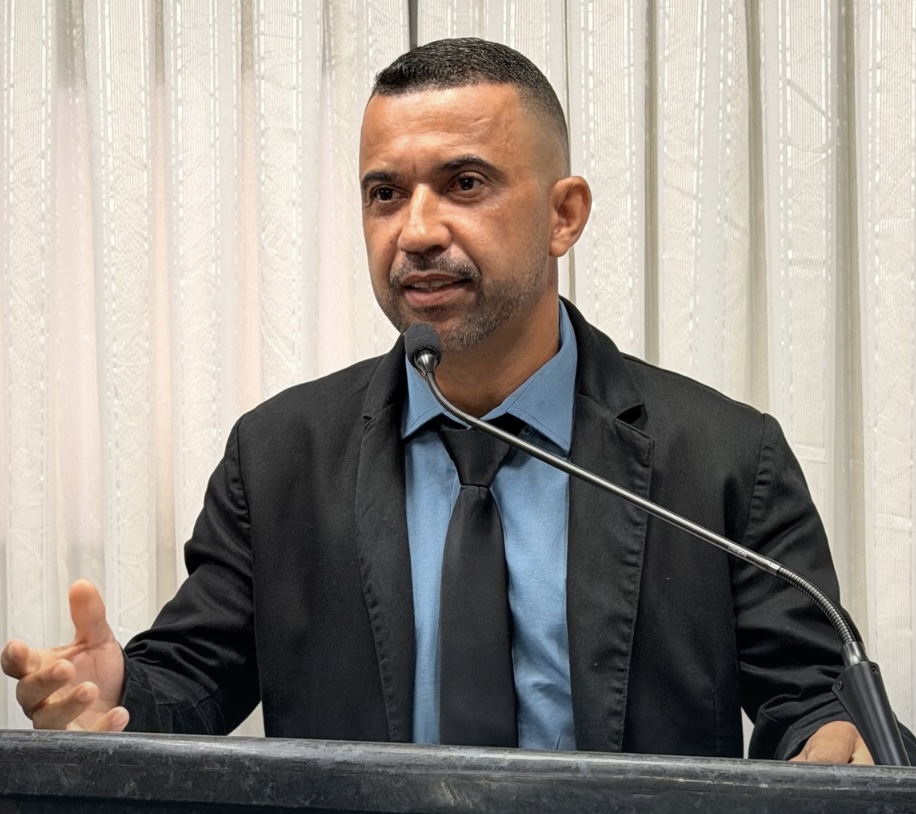 Vereador Professor Edilson solicita melhoria na iluminação e recuperação de Rua no Bairro Industrial
