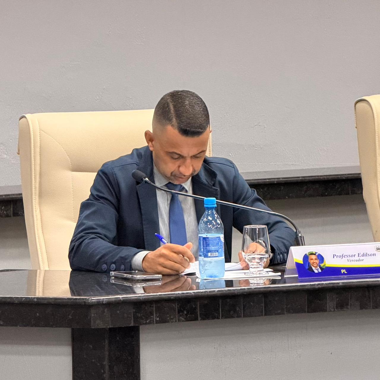 Vereador Professor Edilson solicita melhorias no trânsito com implantação de estacionamentos e faixa de pedestres na Av Norte Sul e contratação de psicólogo no CAPS