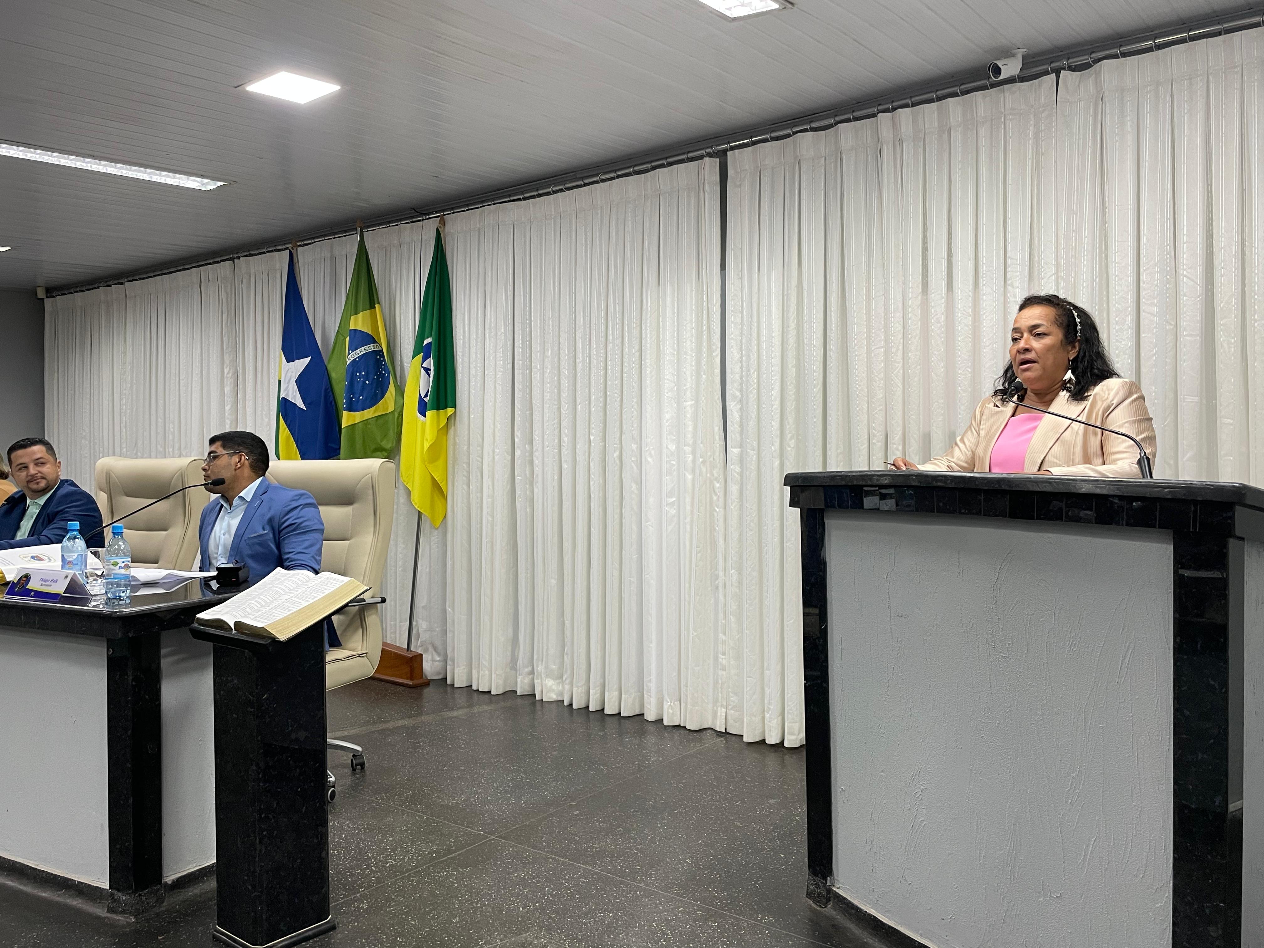 Vereadora Cida da Saúde requer contratação de médicos pediatra, geriatra e clínico geral 