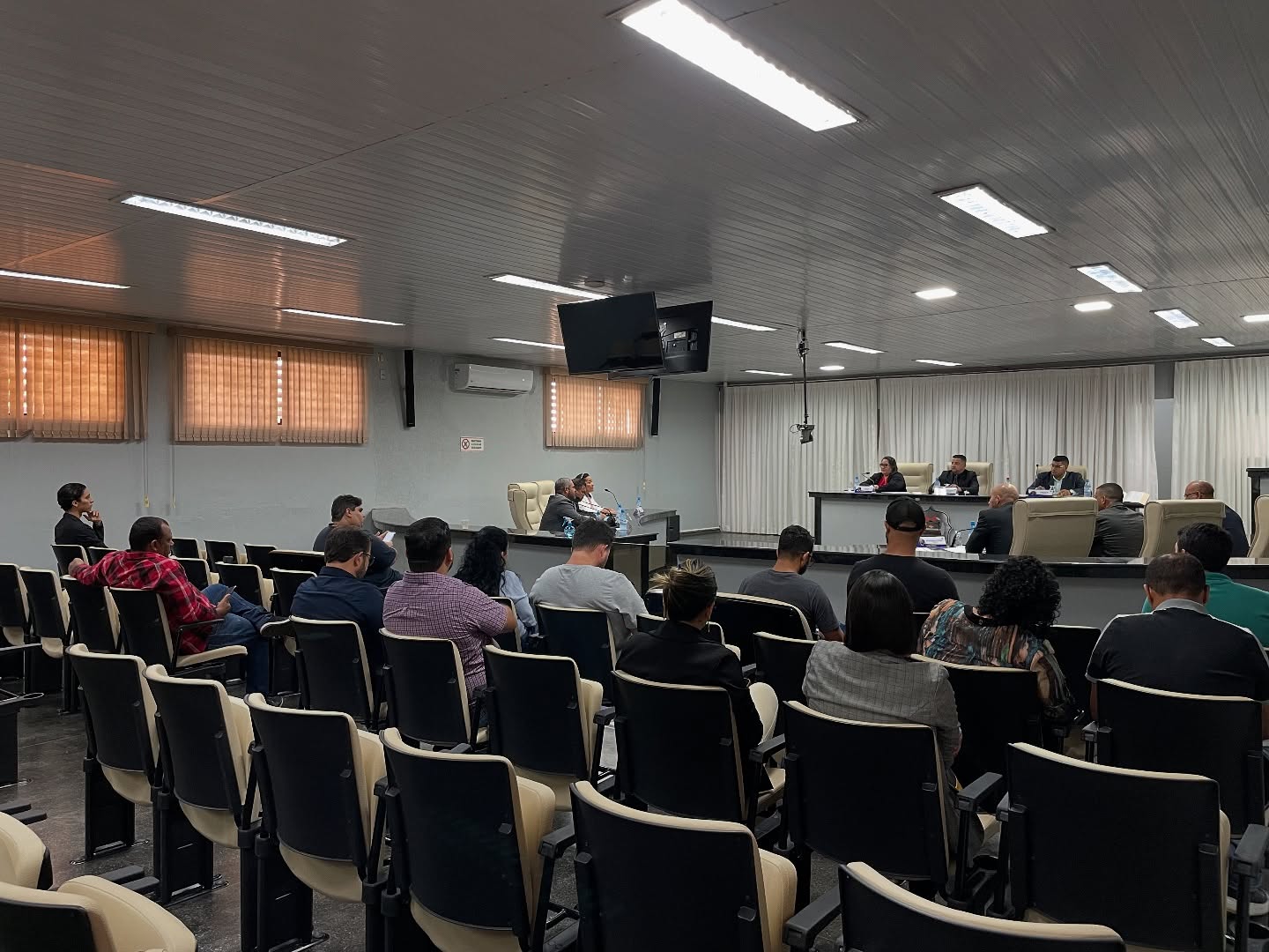 Vereadores de Rolim de Moura, se reúnem em Regime de Urgência para análise e votação do Piso Salarial dos professores municipais 